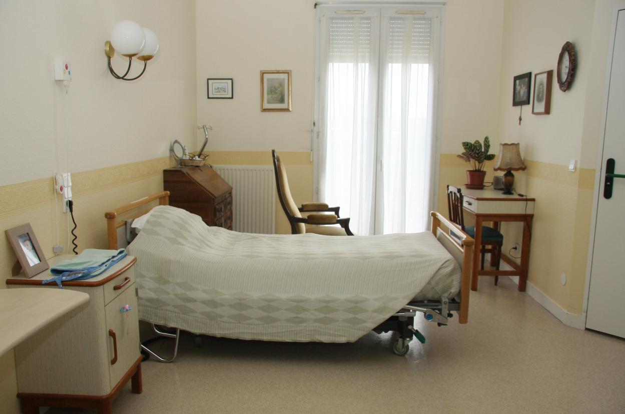 Chambre avec lit médicalisé